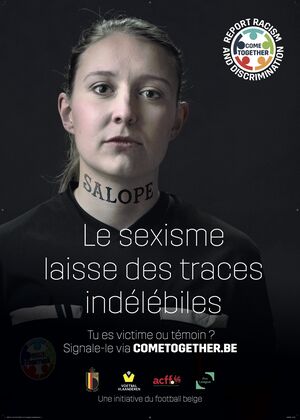 Affiche de la campagne Come Together montrant Natali, un femme avec un tatouage &quot;Salope&quot; dans le cou